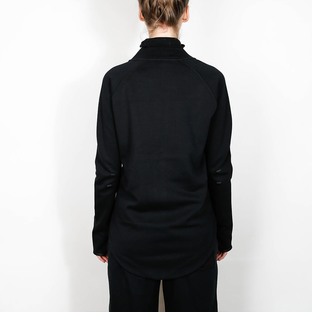 "Nike Wmns Tech Fleece Moto Cape, Schwarz, Tech Fleece (leichtes Fleece), Kapuzen-Cape im Moto-Stil mit asymmetrischem Reißverschluss bei Stickabush Berlin."