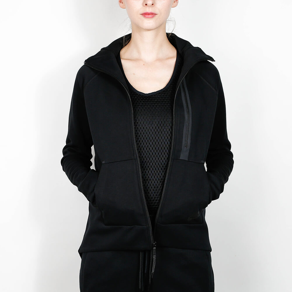 "Nike Wmns Tech Fleece Moto Cape, Schwarz, Tech Fleece (leichtes Fleece), Kapuzen-Cape im Moto-Stil mit asymmetrischem Reißverschluss bei Stickabush Berlin."