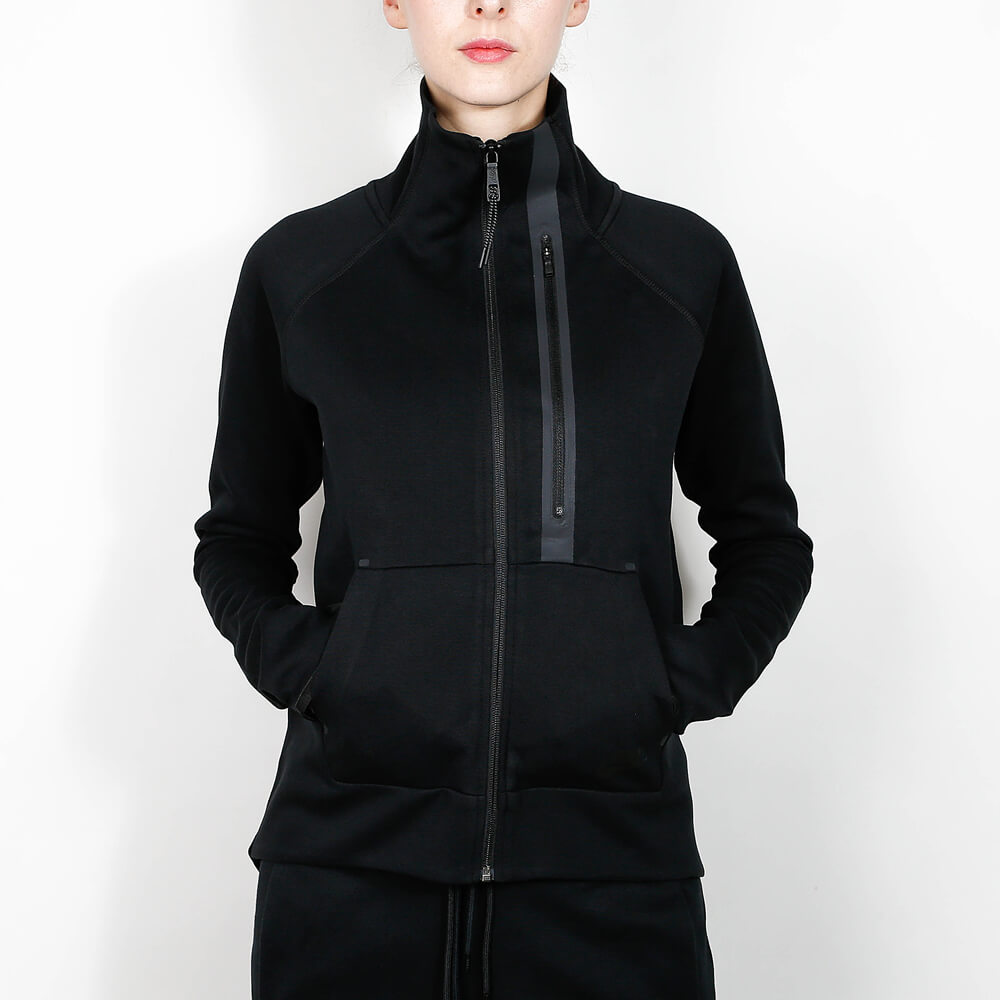 "Nike Wmns Tech Fleece Moto Cape, Schwarz, Tech Fleece (leichtes Fleece), Kapuzen-Cape im Moto-Stil mit asymmetrischem Reißverschluss bei Stickabush Berlin."