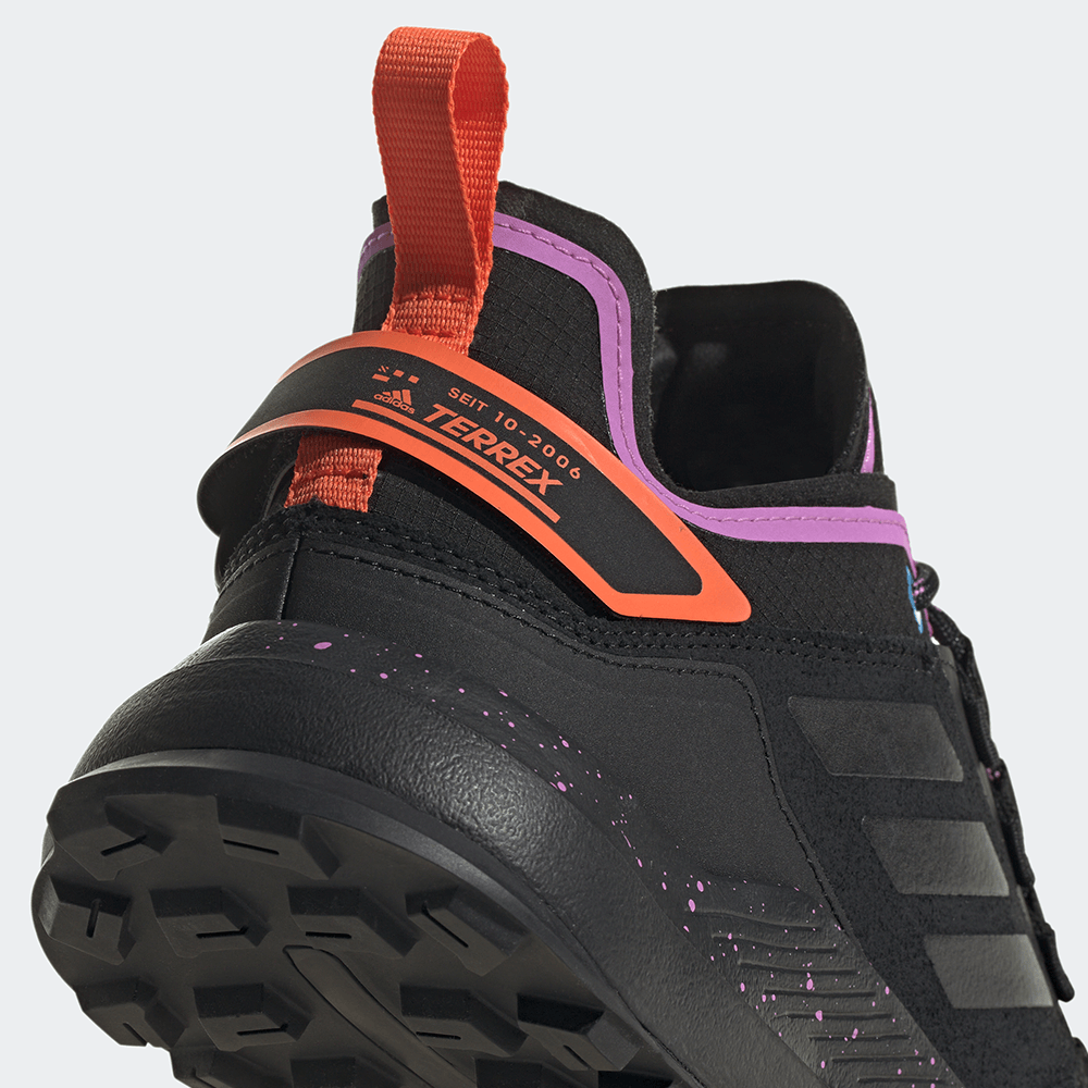 „Adidas TERREX Hikster W Damen Trekkingschuh in halbhoher Silhouette mit Wildleder-Obermaterial und Traxion-Außensohle bei Stickabush Berlin.“