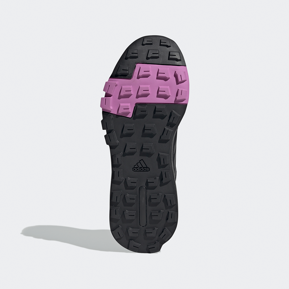 „Adidas TERREX Hikster W Damen Trekkingschuh in halbhoher Silhouette mit Wildleder-Obermaterial und Traxion-Außensohle bei Stickabush Berlin.“