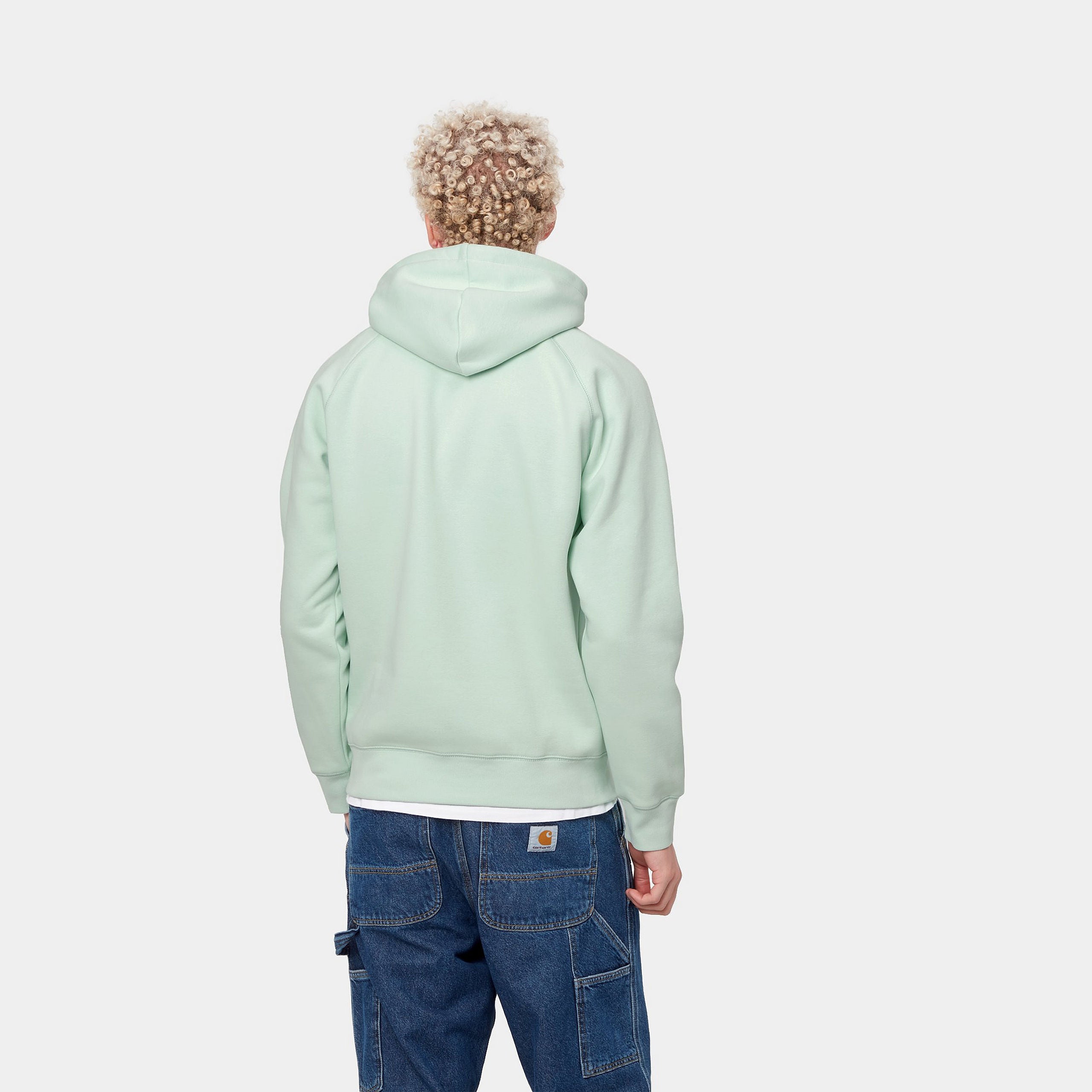 „Carhartt WIP Hooded Chase Sweatshirt in Pale Spearmint Hellgrün mit goldenem Logo-Stick – schwere 13 oz Qualität & Brushed Fleece bei Stickabush Berlin.“