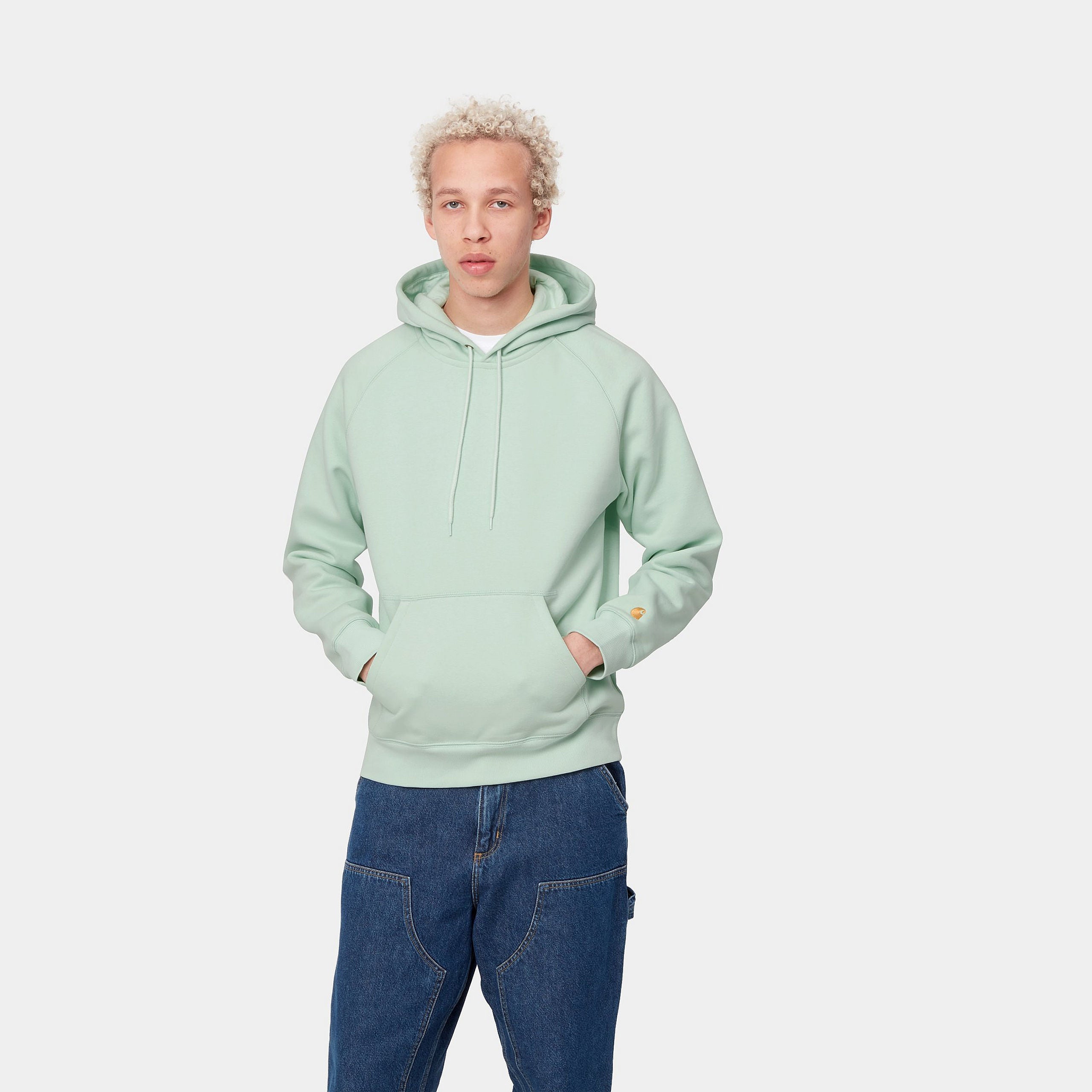 „Carhartt WIP Hooded Chase Sweatshirt in Pale Spearmint Hellgrün mit goldenem Logo-Stick – schwere 13 oz Qualität & Brushed Fleece bei Stickabush Berlin.“