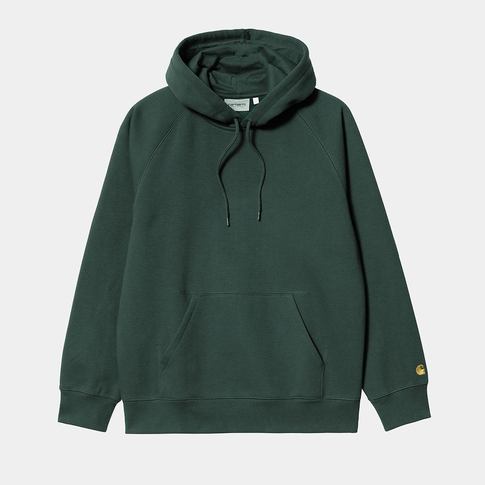 Carhartt WIP Hooded Chase Sweat in Juniper, aus weichem Baumwoll-Mix, mit Kapuze und goldener Logo-Stickerei am Ärmel.
