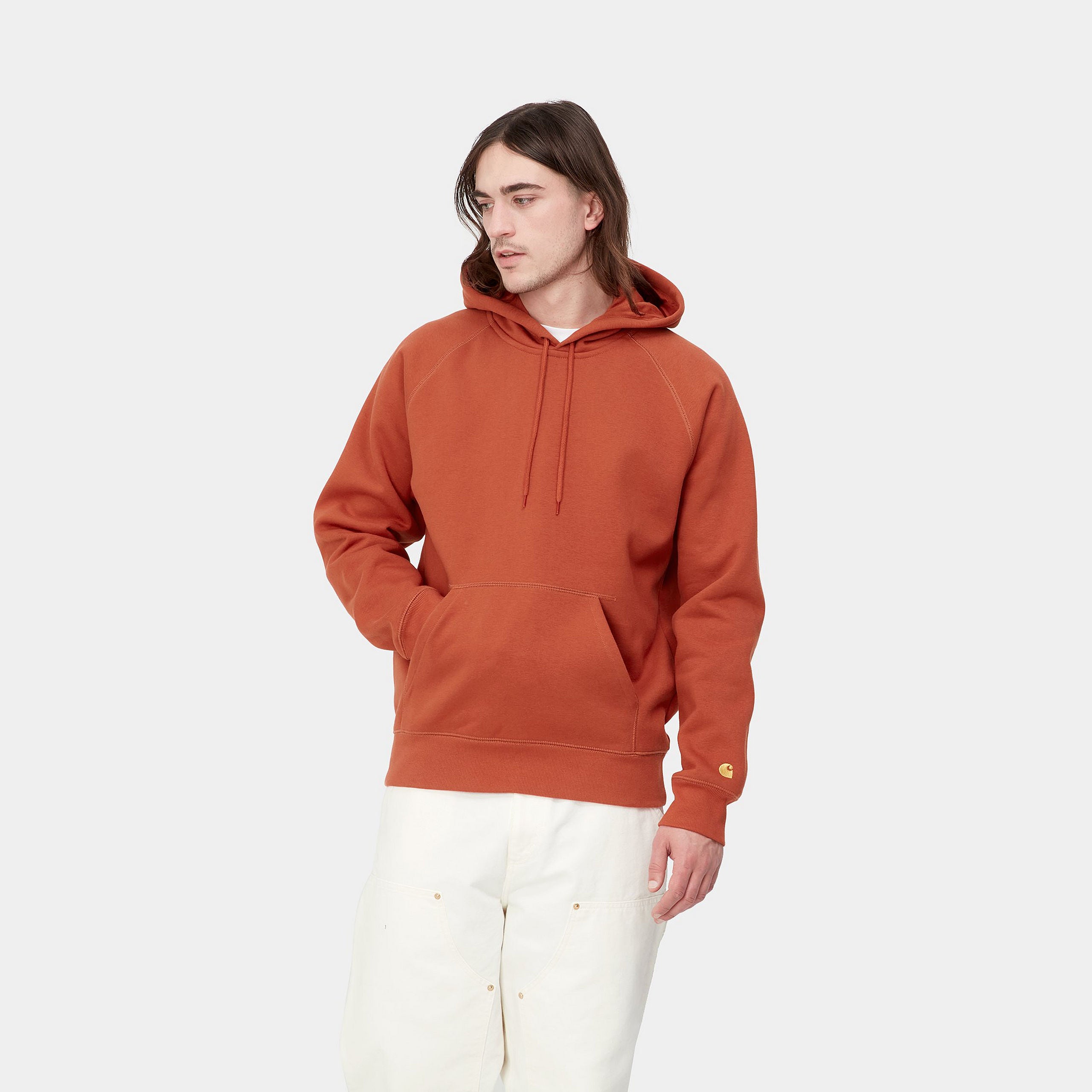 "Carhartt Hooded Chase Sweat in Phoenix, Baumwollmischung, Kapuze, goldene Logo-Stickerei, leuchtend orangefarbener Hoodie."
