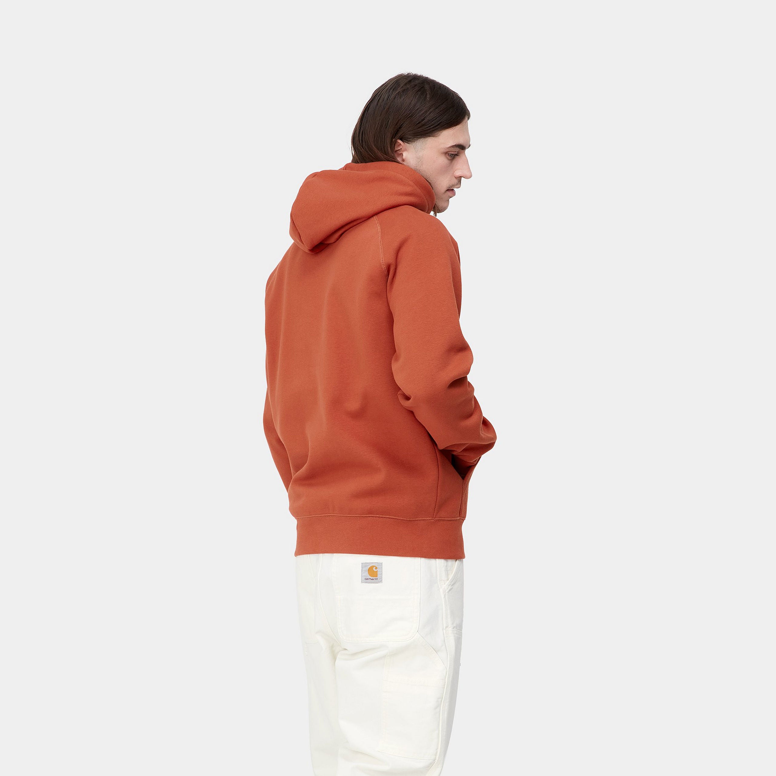 "Carhartt Hooded Chase Sweat in Phoenix, Baumwollmischung, Kapuze, goldene Logo-Stickerei, leuchtend orangefarbener Hoodie."