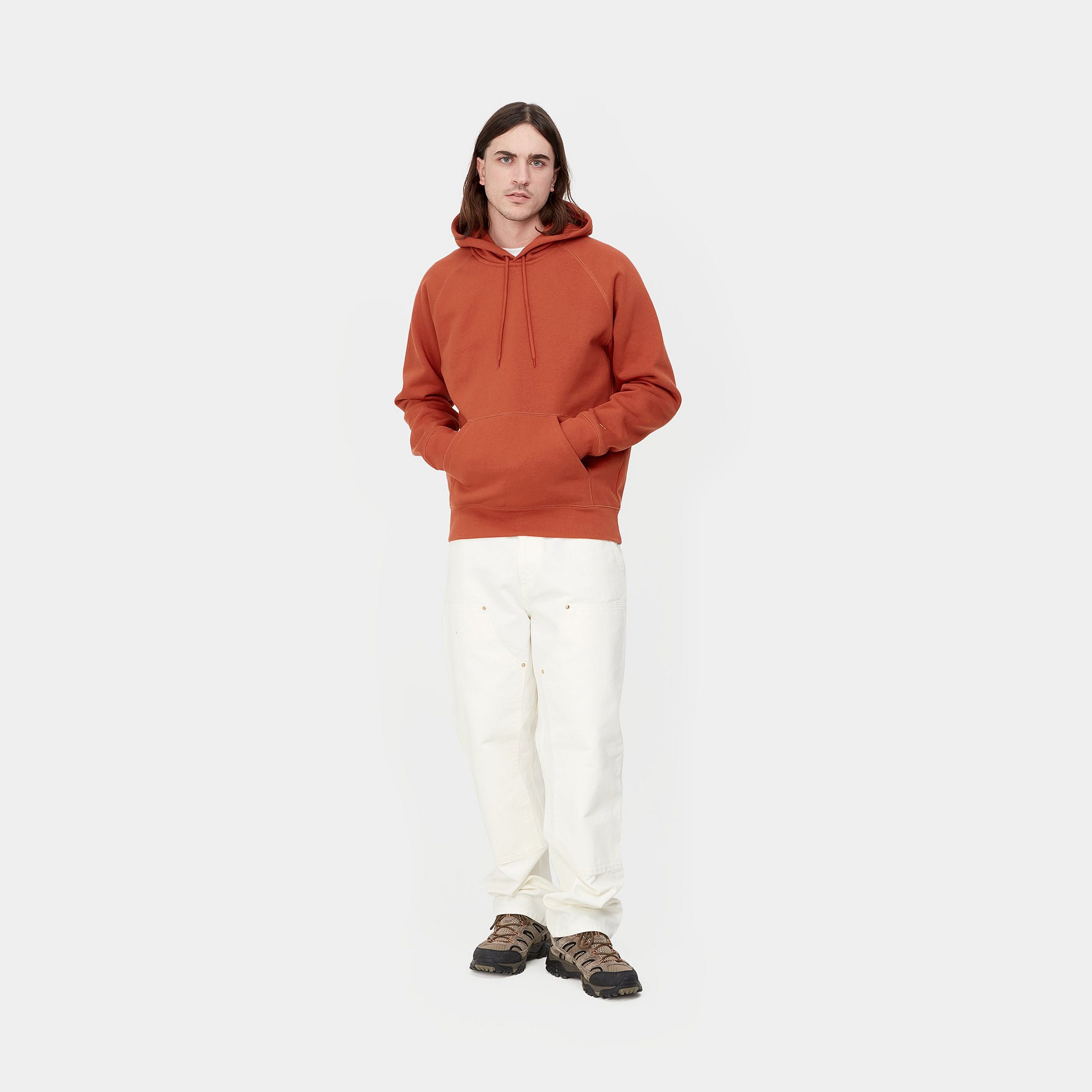"Carhartt Hooded Chase Sweat in Phoenix, Baumwollmischung, Kapuze, goldene Logo-Stickerei, leuchtend orangefarbener Hoodie."