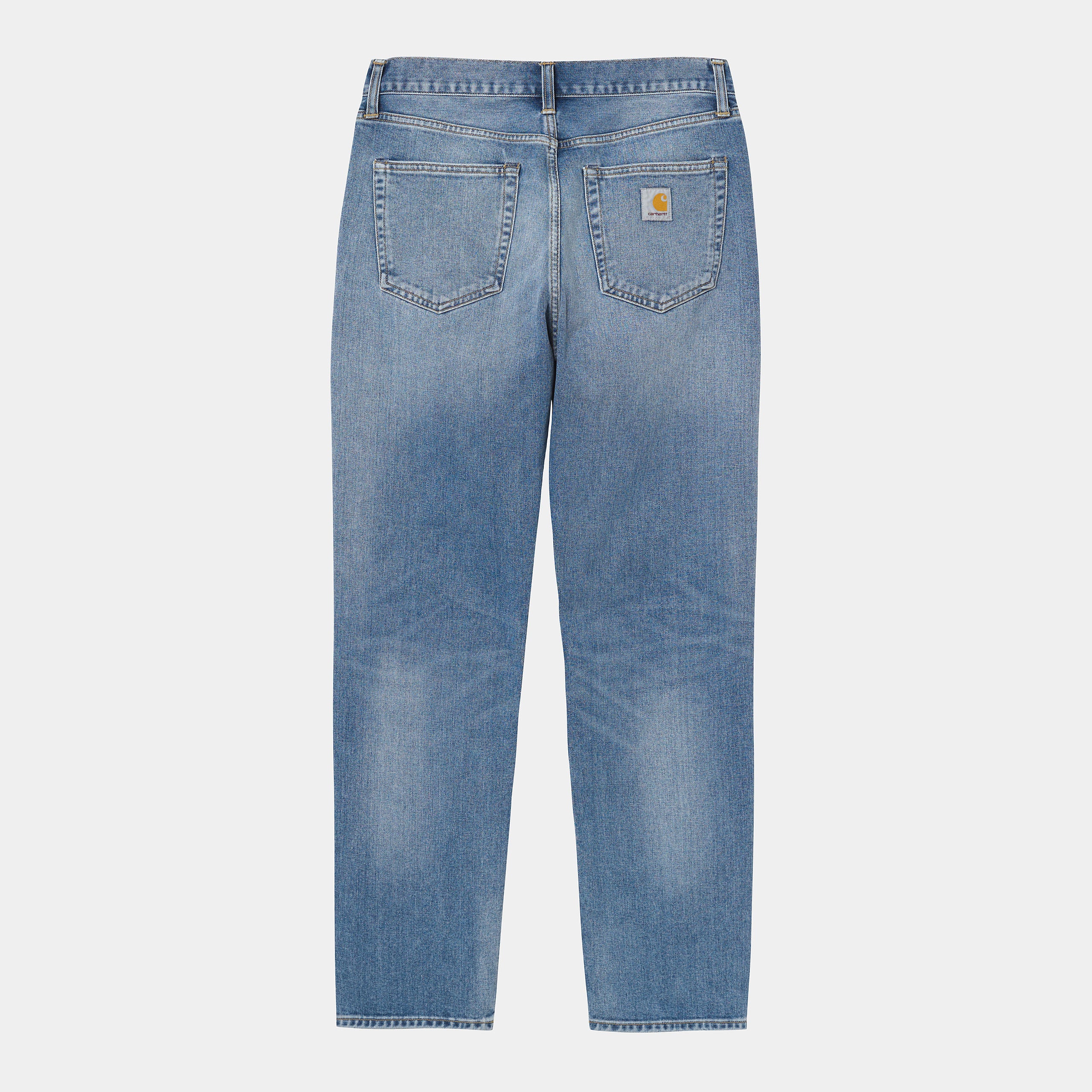 “Carhartt WIP Newel Pant in Hellblau, aus Baumwoll-Denim, mit lockerem Tapered Fit und gewebtem Logo-Patch auf der Gesäßtasche.“