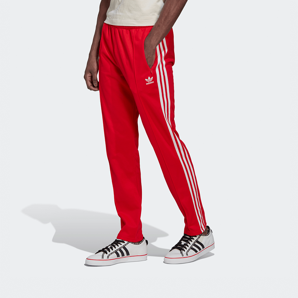 "Adidas Beckenbauer Track Pants in Vivid Red, Polyester-Mischung, klassische Trainingshose mit Streifen, leuchtend rote Farbe."