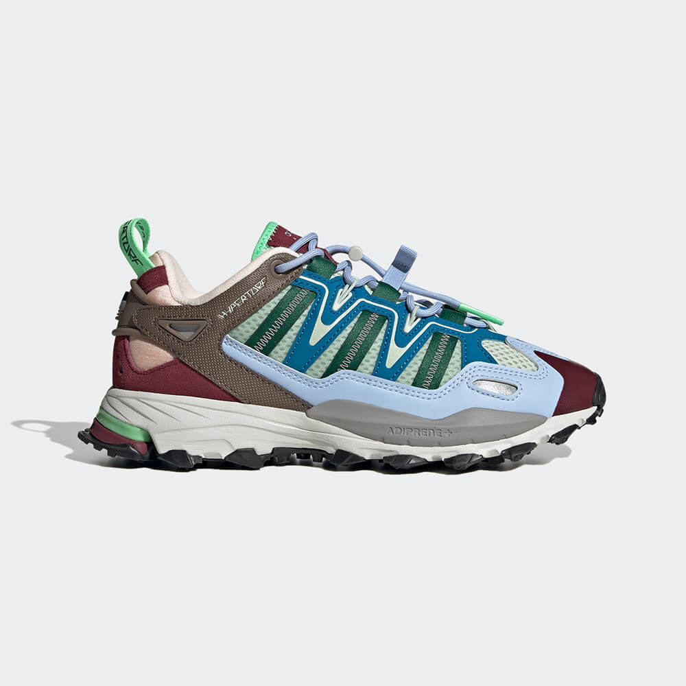 "Adidas Hyperturf Adventure, Earth Strata (Erdtöne), Textil/Synthetik, robuster Outdoor-Sneaker mit strukturierten Overlays und markanter Sohle."