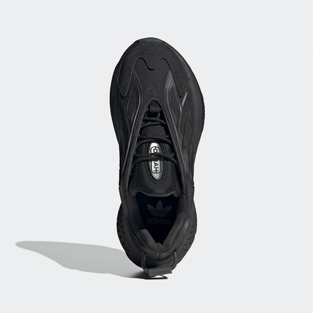 "Adidas Ozrah J, Core Black/Carbon/Cloud White, Textil/Synthetik, futuristischer Sneaker in Schwarz-Grau-Weiß mit dynamischen Linien und markanter Sohle."