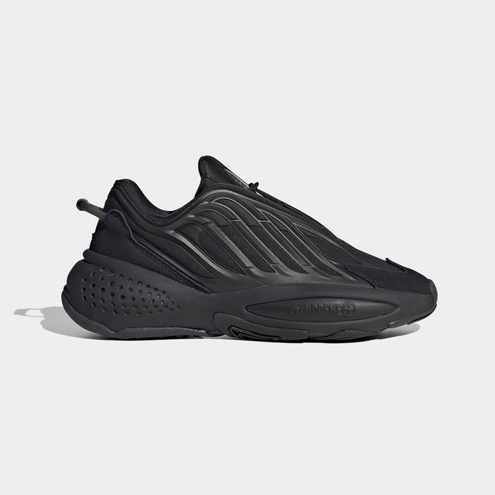 "Adidas Ozrah J, Core Black/Carbon/Cloud White, Textil/Synthetik, futuristischer Sneaker in Schwarz-Grau-Weiß mit dynamischen Linien und markanter Sohle."