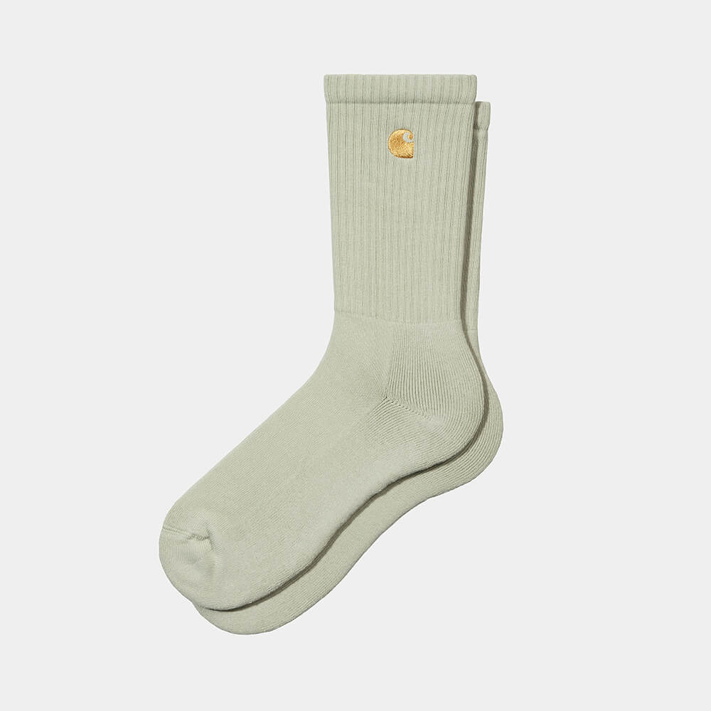 “Carhartt WIP Chase Socks – Agave / Gold. Grüne Socken aus Baumwollmischung, mit geripptem Schaft und goldenem Carhartt "C" Logo-Stick."
