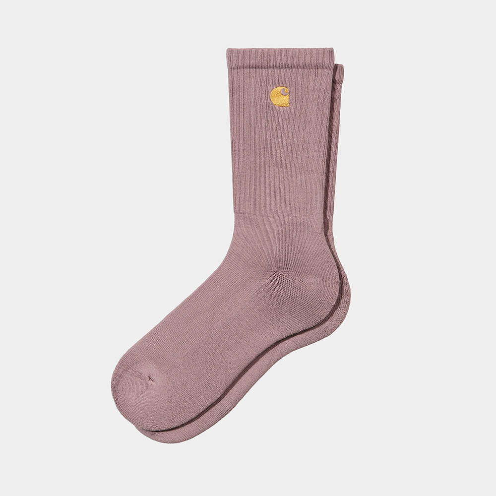 “Carhartt WIP Chase Socks – Lupinus / Gold. Rosa Socken aus Baumwollmischung, mit geripptem Schaft und goldenem Carhartt "C" Logo-Stick."