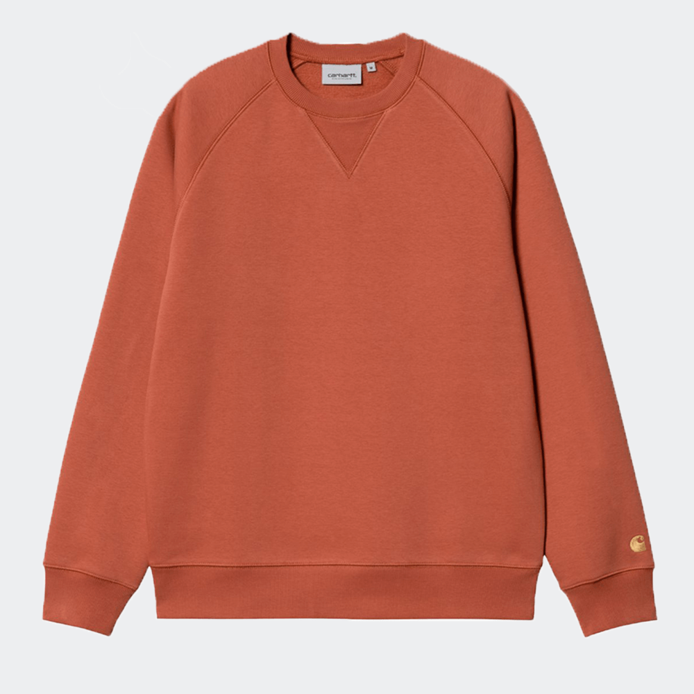 "Carhartt Chase Sweatshirt in Phoenix / Gold, Baumwollmischung, Raglanärmel, goldene Logo-Stickerei."