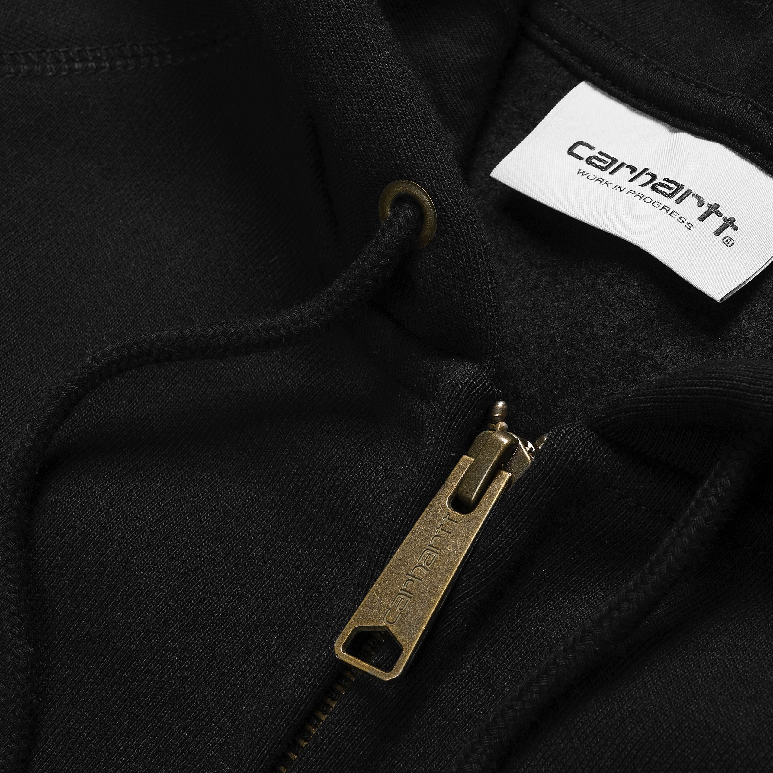 "Carhartt Hooded Chase Jacket in Schwarz/Gold, I026385_00F_XX, Carhartt Zip Hoodie aus Baumwollmischung, Kapuze, goldene Logo-Stickerei, klassische Sweatjacke."