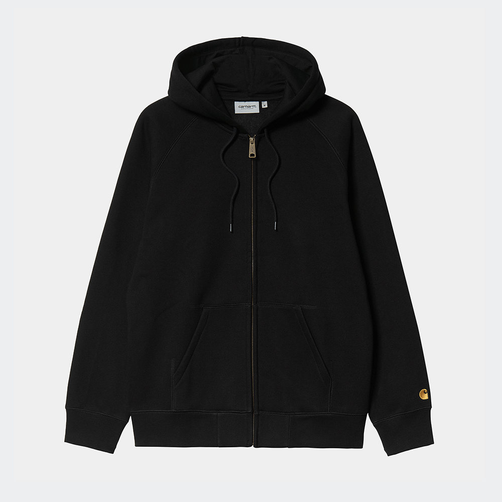 "Carhartt Hooded Chase Jacket in Schwarz/Gold, I026385_00F_XX, Carhartt Zip Hoodie aus Baumwollmischung, Kapuze, goldene Logo-Stickerei, klassische Sweatjacke."