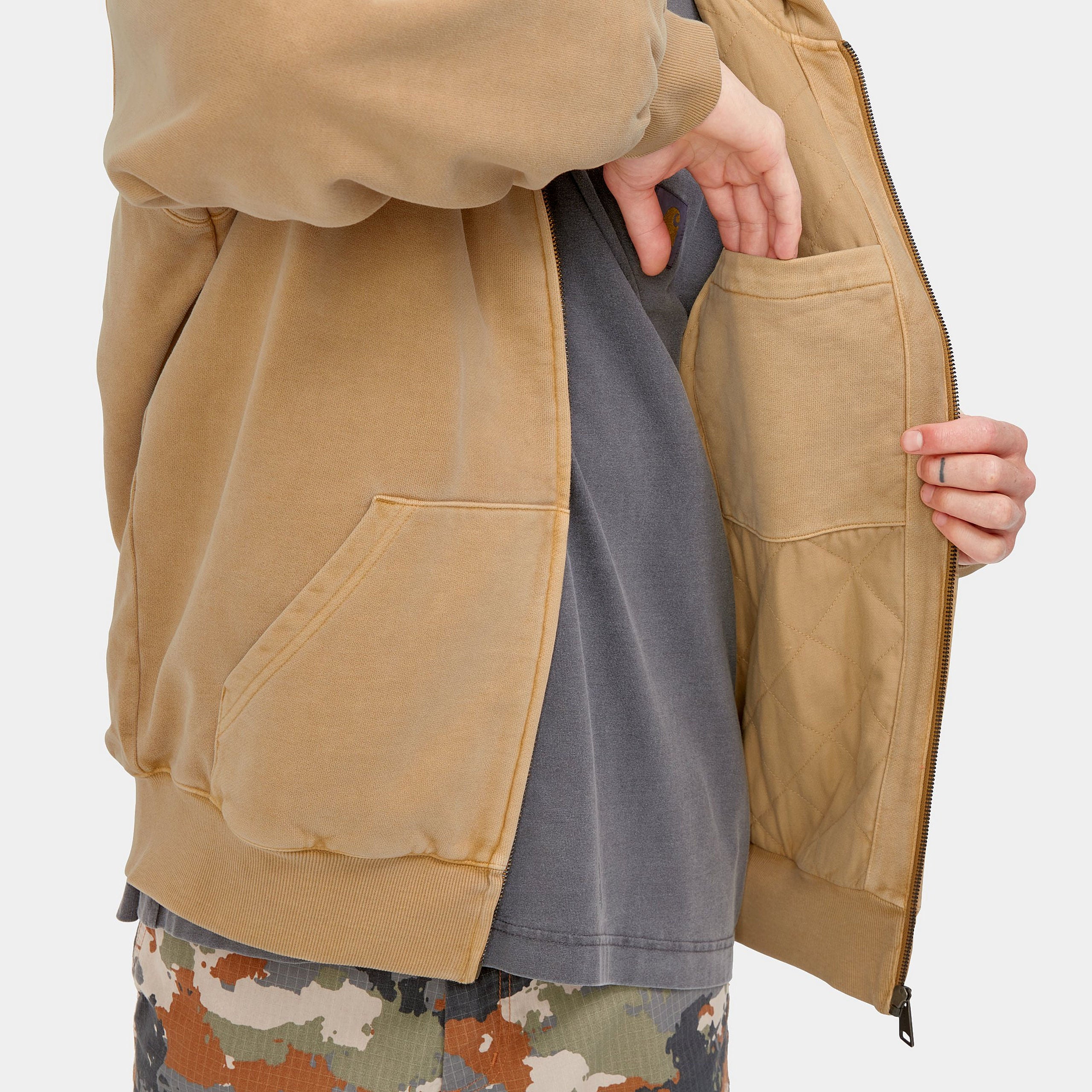 “Hellbraune Carhartt WIP Hooded Vista Jacket ("Dusty Hamilton Brown"). Schwere Kapuzenjacke aus robustem Baumwoll-Canvas mit verstellbarer Kapuze, durchgehendem Reißverschluss, zwei Seitentaschen und gewebtem Logo-Etikett. Lässiger Workwear-Stil.“