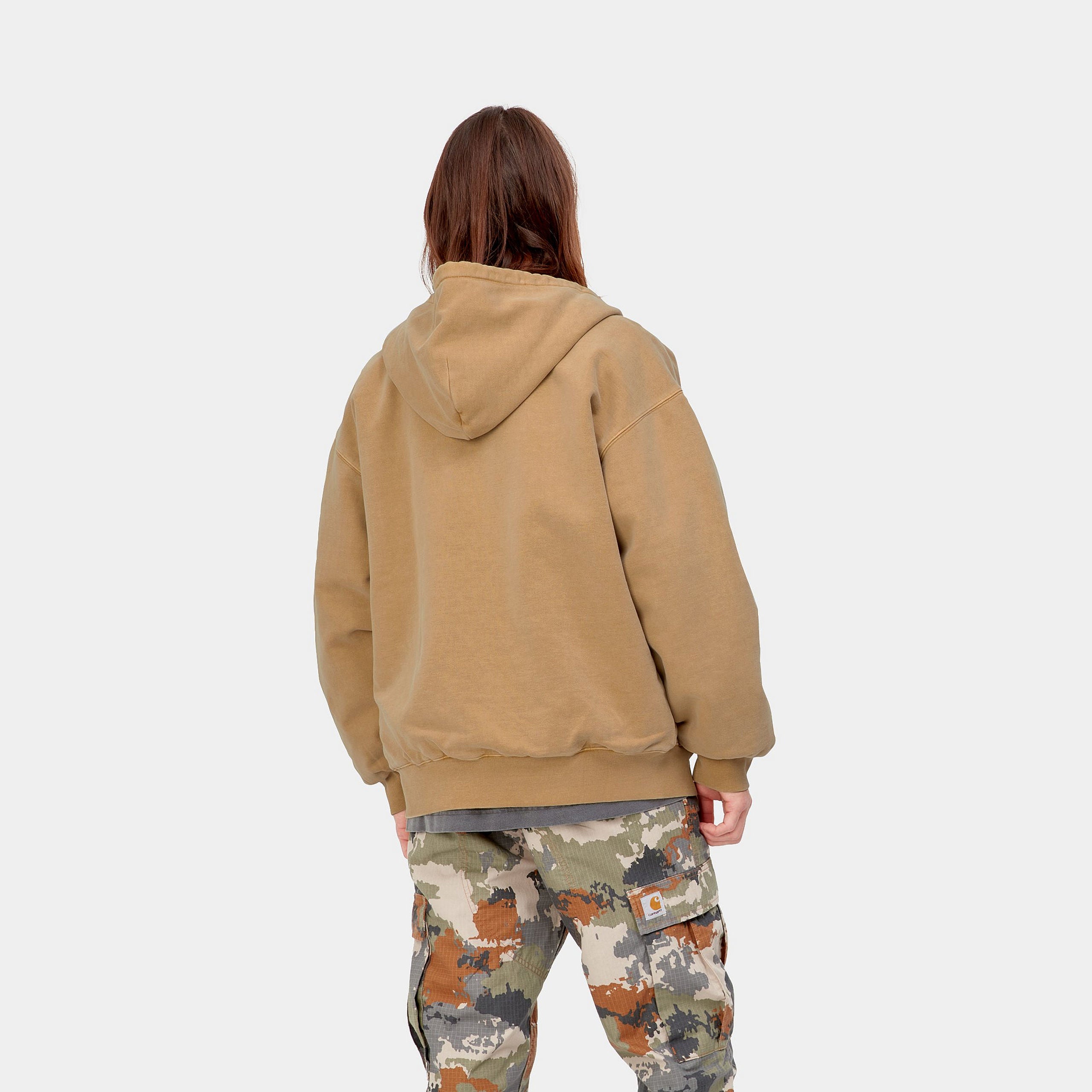 “Hellbraune Carhartt WIP Hooded Vista Jacket ("Dusty Hamilton Brown"). Schwere Kapuzenjacke aus robustem Baumwoll-Canvas mit verstellbarer Kapuze, durchgehendem Reißverschluss, zwei Seitentaschen und gewebtem Logo-Etikett. Lässiger Workwear-Stil.“
