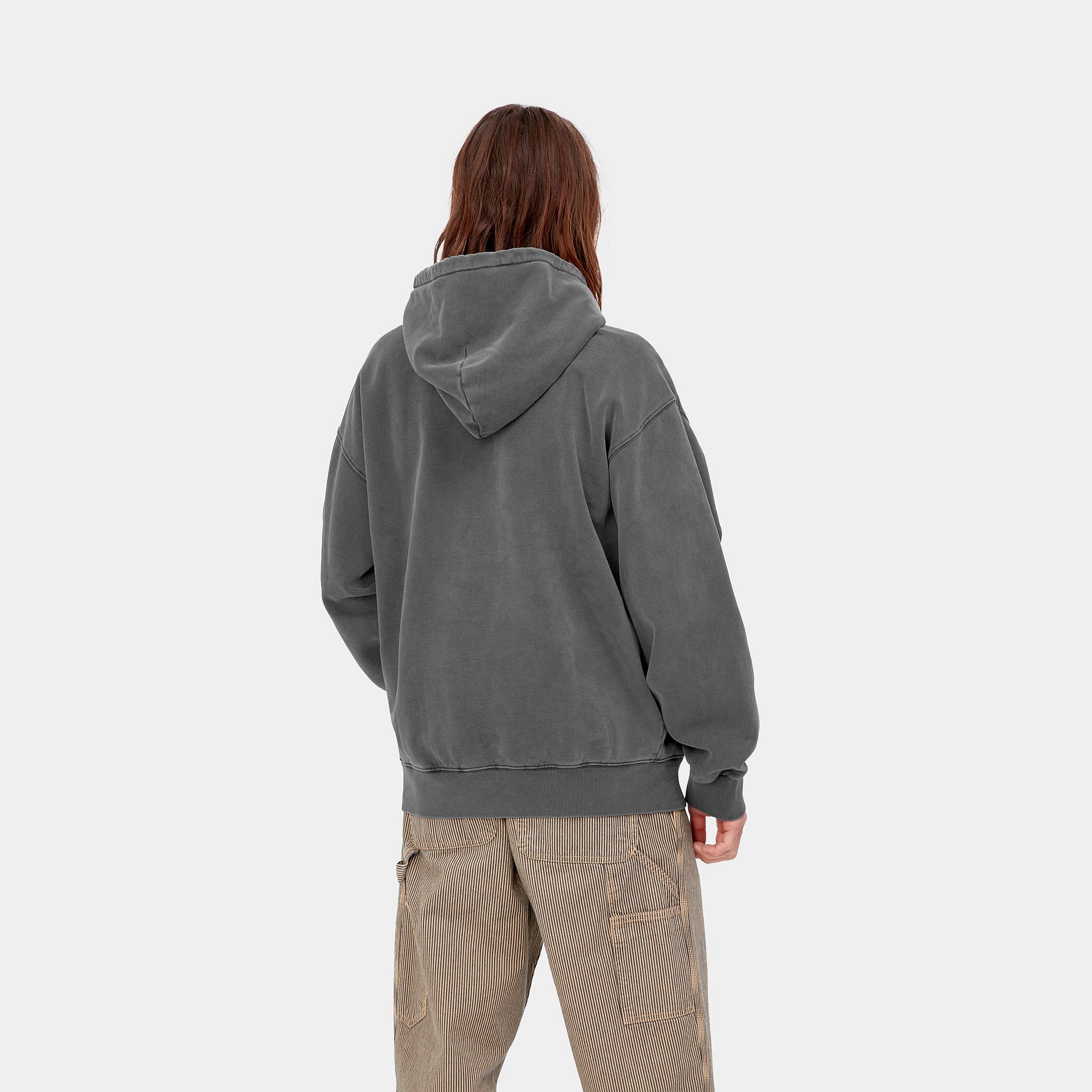 “Dunkelgraues ("Vulcan") Carhartt WIP Hooded Vista Sweatshirt. Herren-Kapuzenpullover aus schwerem, stückgefärbtem Baumwolljersey. Kastenförmige, lockere Passform mit Kordelzugkapuze, Kängurutasche, gerippten Bündchen und Saum. Kleines, farblich passendes "C"-Logo auf der Brust. Robuster, bequemer Style.“