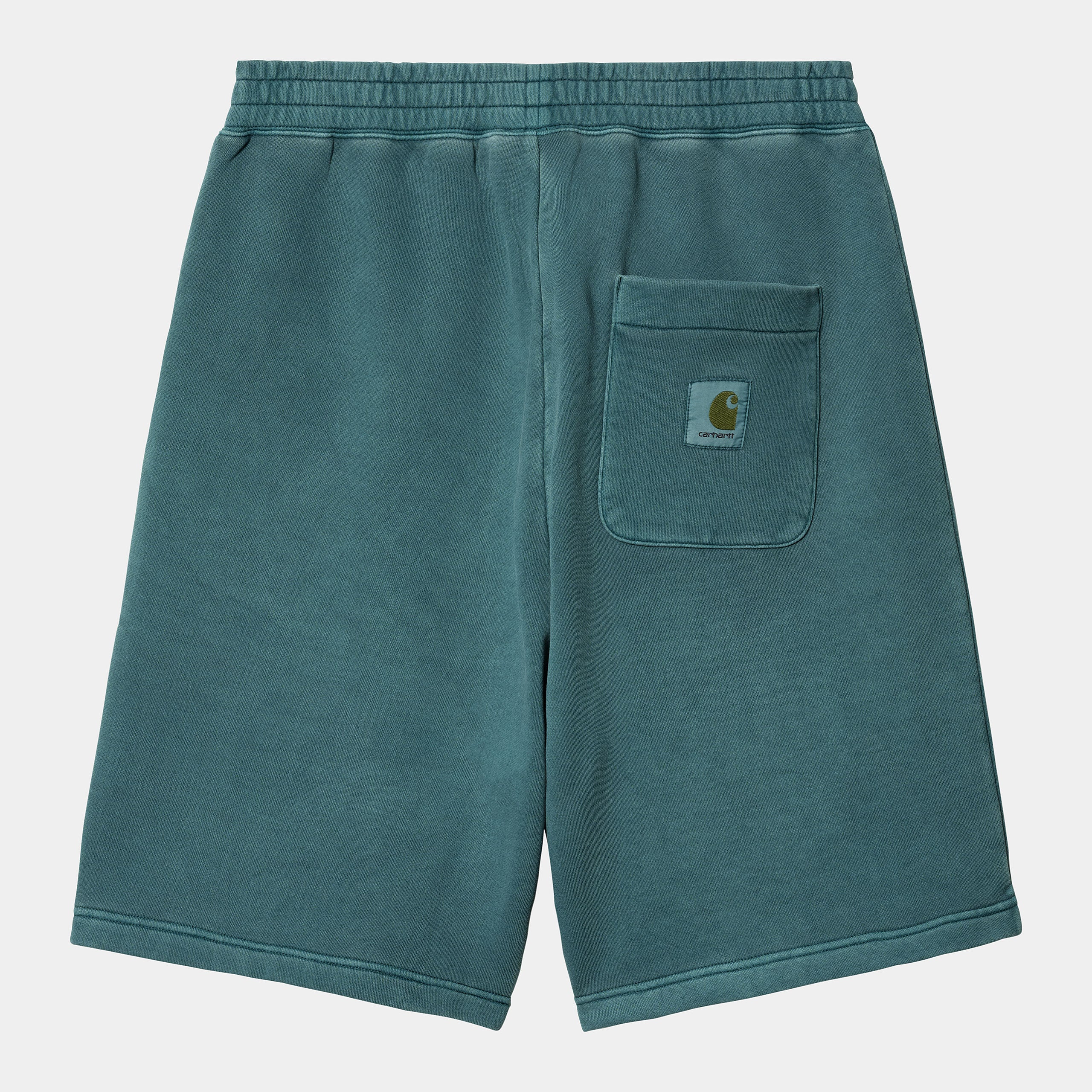 “Petrolgrünes ("Botanic ") Carhartt WIP Nelson Sweat Shorts. Kurze Herren-Sweathose aus weichem, stückgefärbtem Baumwolljersey. Lockere Passform, elastischer Bund mit Kordelzug, zwei Seitentaschen und eine Gesäßtasche mit kleinem, gewebtem Logo-Etikett. Bequeme Freizeithose für warme Tage.“