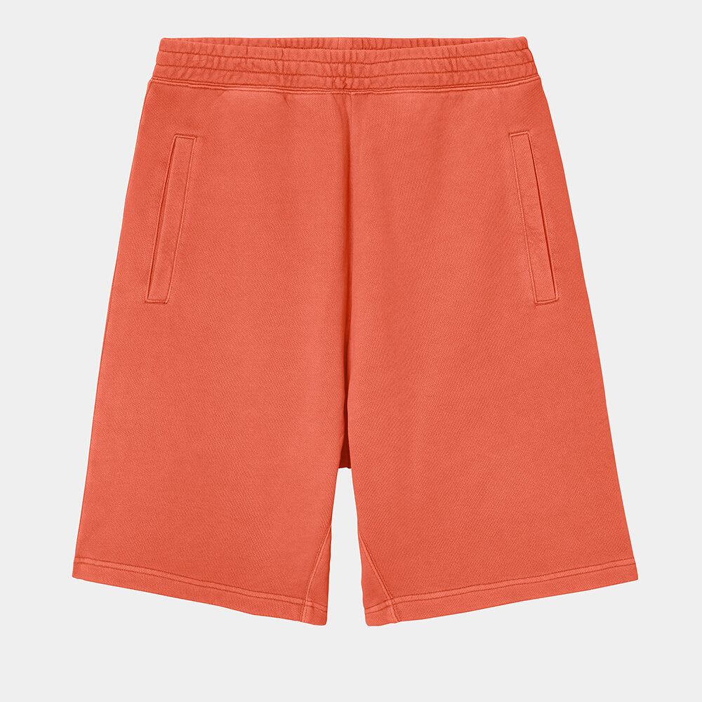 “Helles Orange ("Elba") Carhartt WIP Nelson Sweat Shorts. Kurze Herren-Sweathose aus weichem, stückgefärbtem Baumwolljersey. Lockere Passform, elastischer Bund mit Kordelzug, zwei Seitentaschen und eine Gesäßtasche mit kleinem, gewebtem Logo-Etikett. Bequeme Freizeithose für warme Tage.“