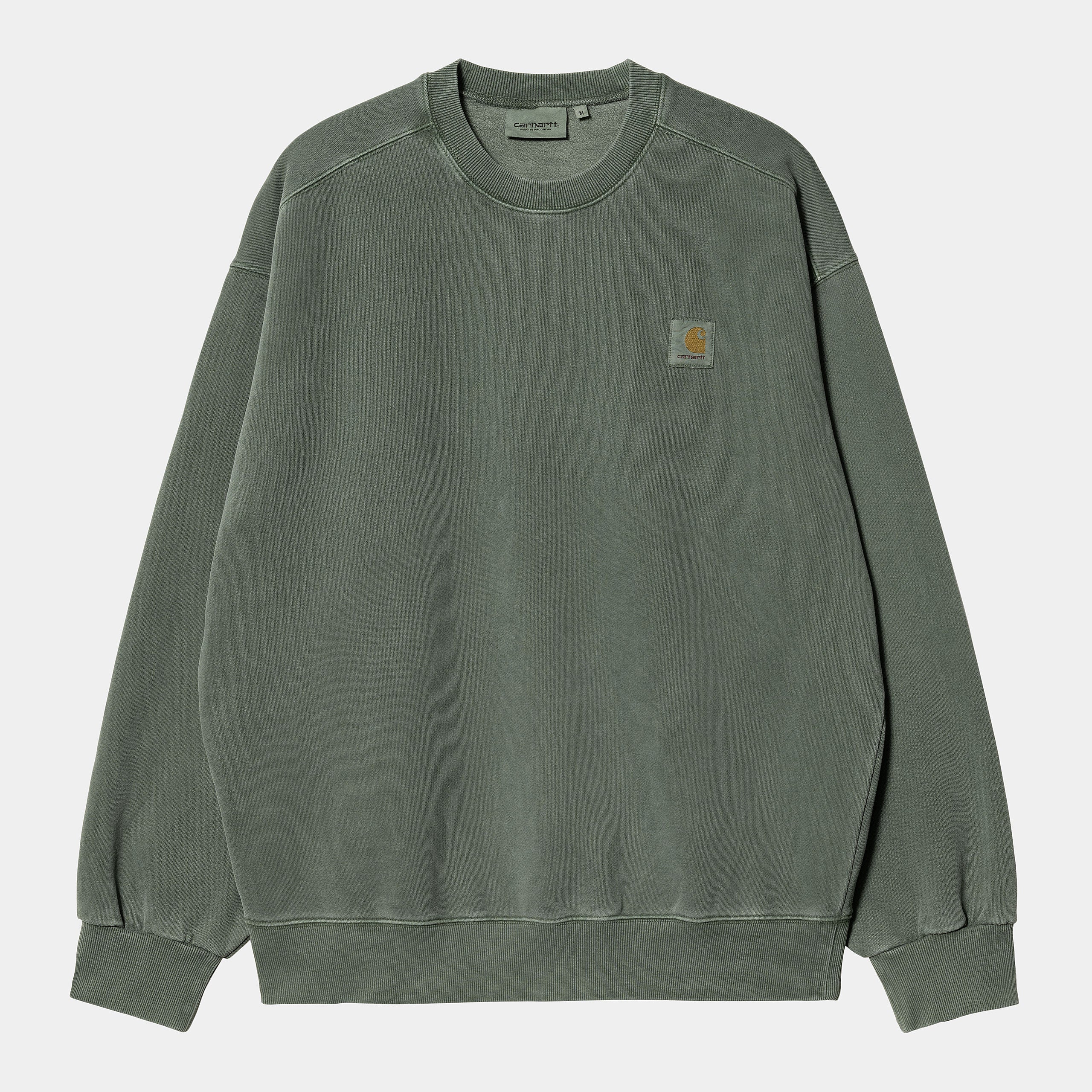 “Dunkelgrün farbenes („Boxwood“) Carhartt WIP Vista Sweatshirt. Herren-Sweatshirt aus schwerem, stückgefärbtem Baumwolljersey. Kastenförmige, lockere Passform mit geripptem Rundhalsausschnitt, Bündchen und Saum. Kleines, farblich passendes Carhartt "C"-Logo auf der Brust. Robuster, bequemer Style.“